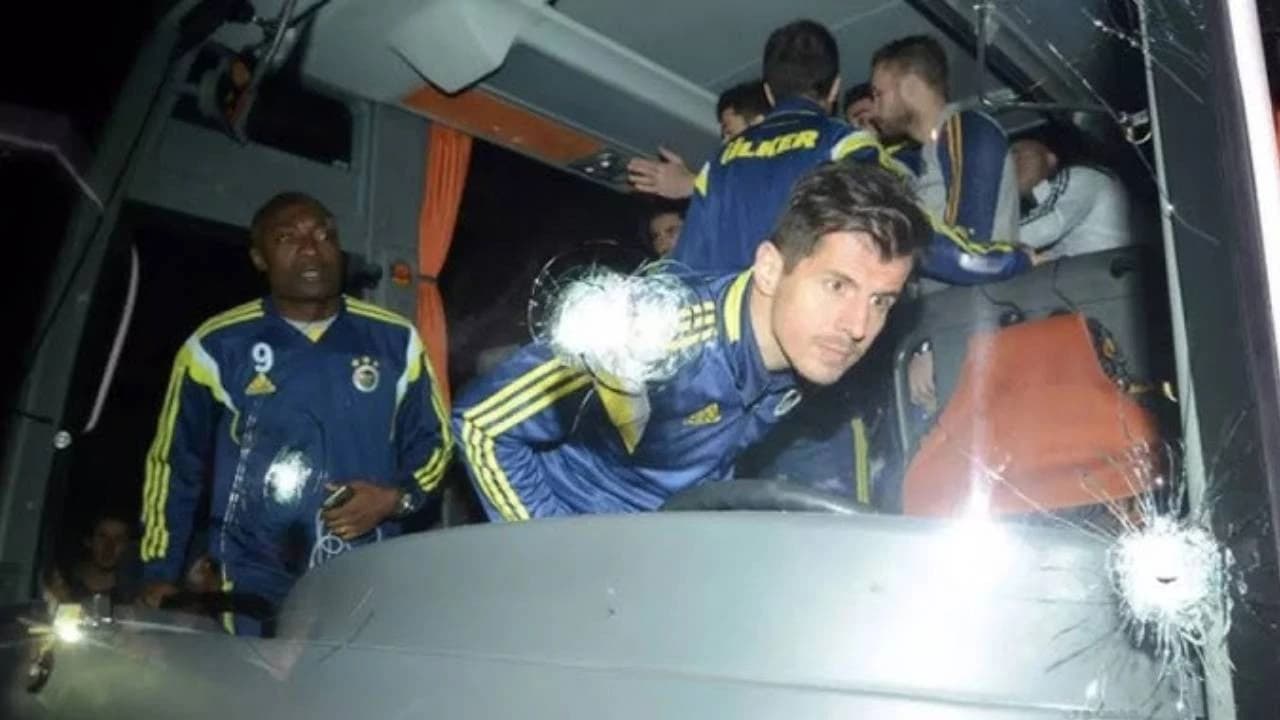 Fenerbahçe takım otobüsüne saldırı