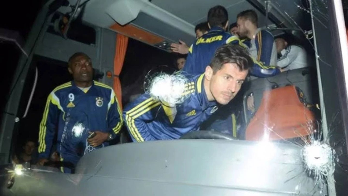 Fenerbahçe takım otobüsüne saldırı
