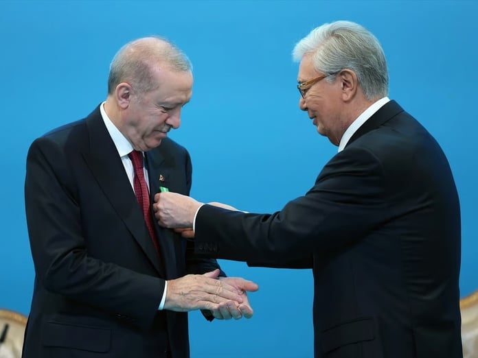 Kazakistan Cumhurbaşkanı Tokayev nişanı bizzat taktı