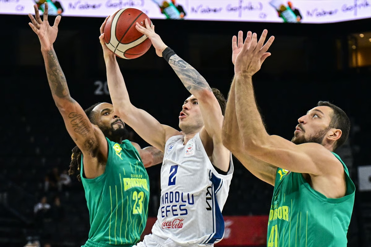 Anadolu Efes'ten açılış galibiyeti