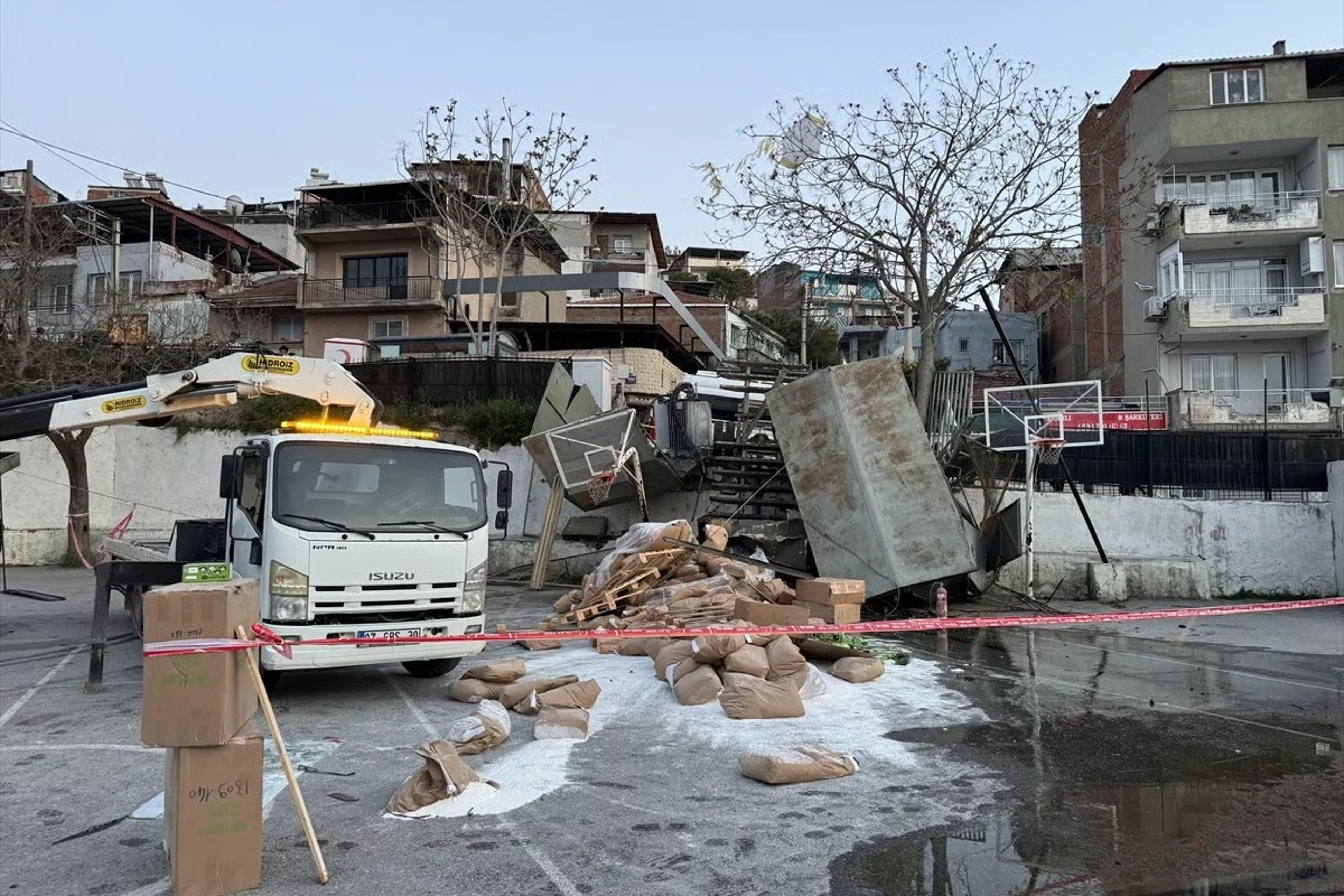 İzmir Konak'ta freni patlayan kamyon okul bahçesine devrildi