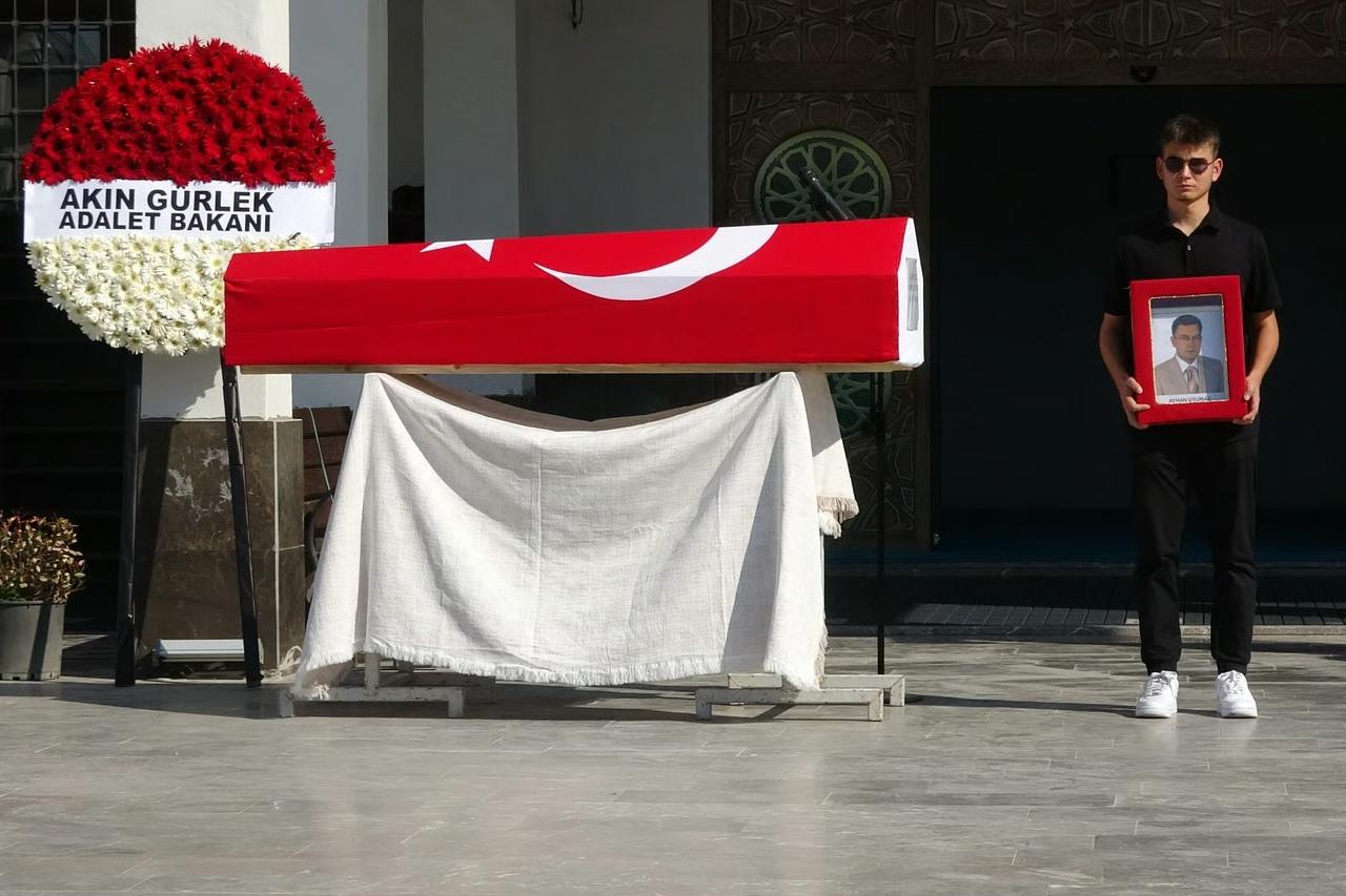 Gebze Adliyesinde duruşma esnasında kalp krizi geçiren savcı son yolculuğuna uğurlandı