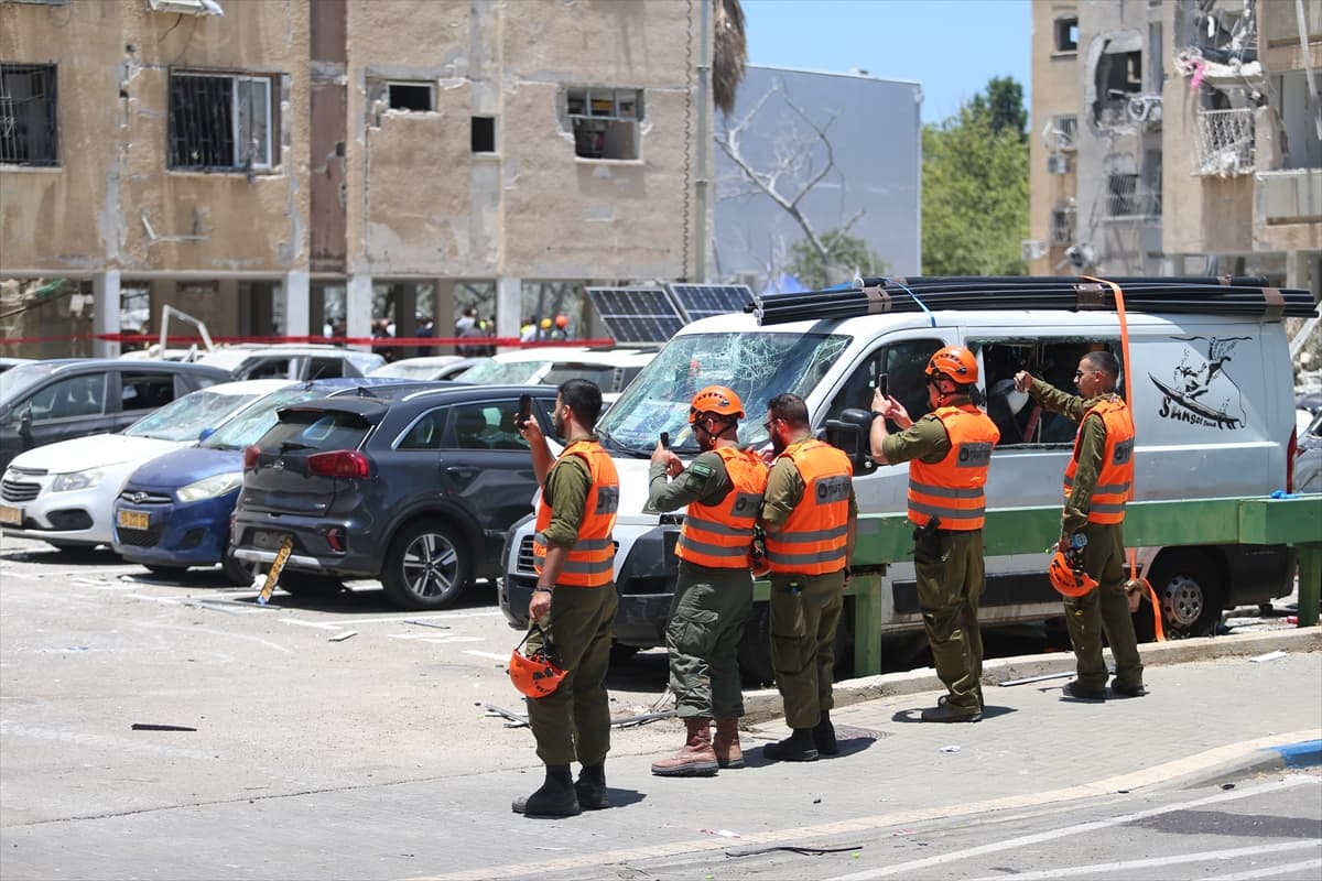 İran füzeleri Holon'a isabet etti: Binada ve araçlarda hasar oluştu