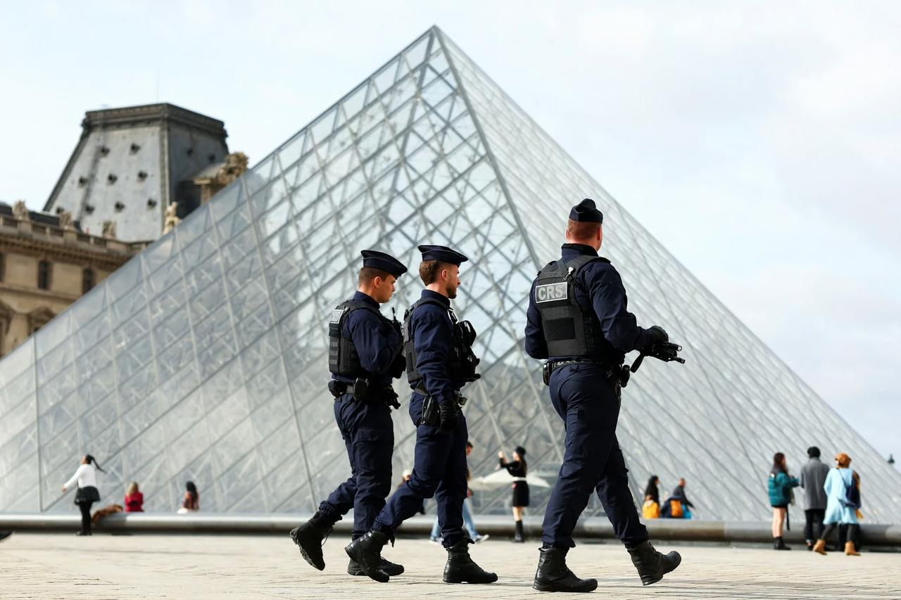 Louvre'dan milyonluk mücevherleri çalan hırsızlar 25 bin euroya tutulmuş