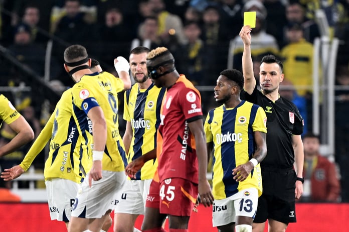 Kupadaki son derbide kart yağmuru