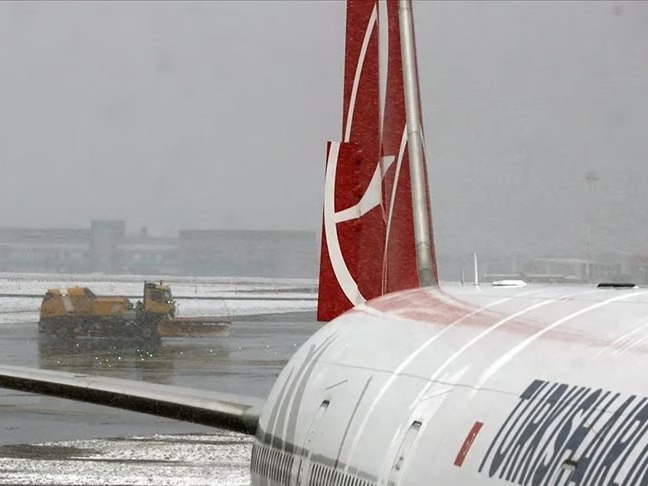 Kar İstanbul’a girdi: 100’ü aşkın uçak seferi iptal