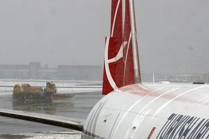 Kar İstanbul’a girdi: 100’ü aşkın uçak seferi iptal