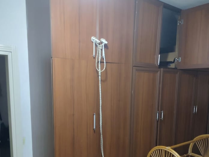 İki çocuğunu geride bıraktı: Dolapta asılı halde bulundu