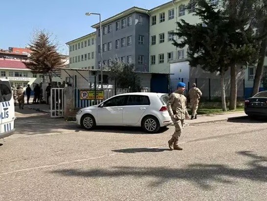 Siverek son dakika! | Şanlıurfa Siverek'te ne oldu, olay nedir? | Lisede silah sesleri...