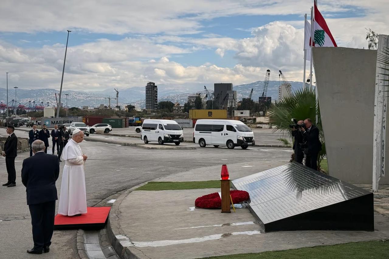 Papa liman patlamasında ölenler için dua etti
