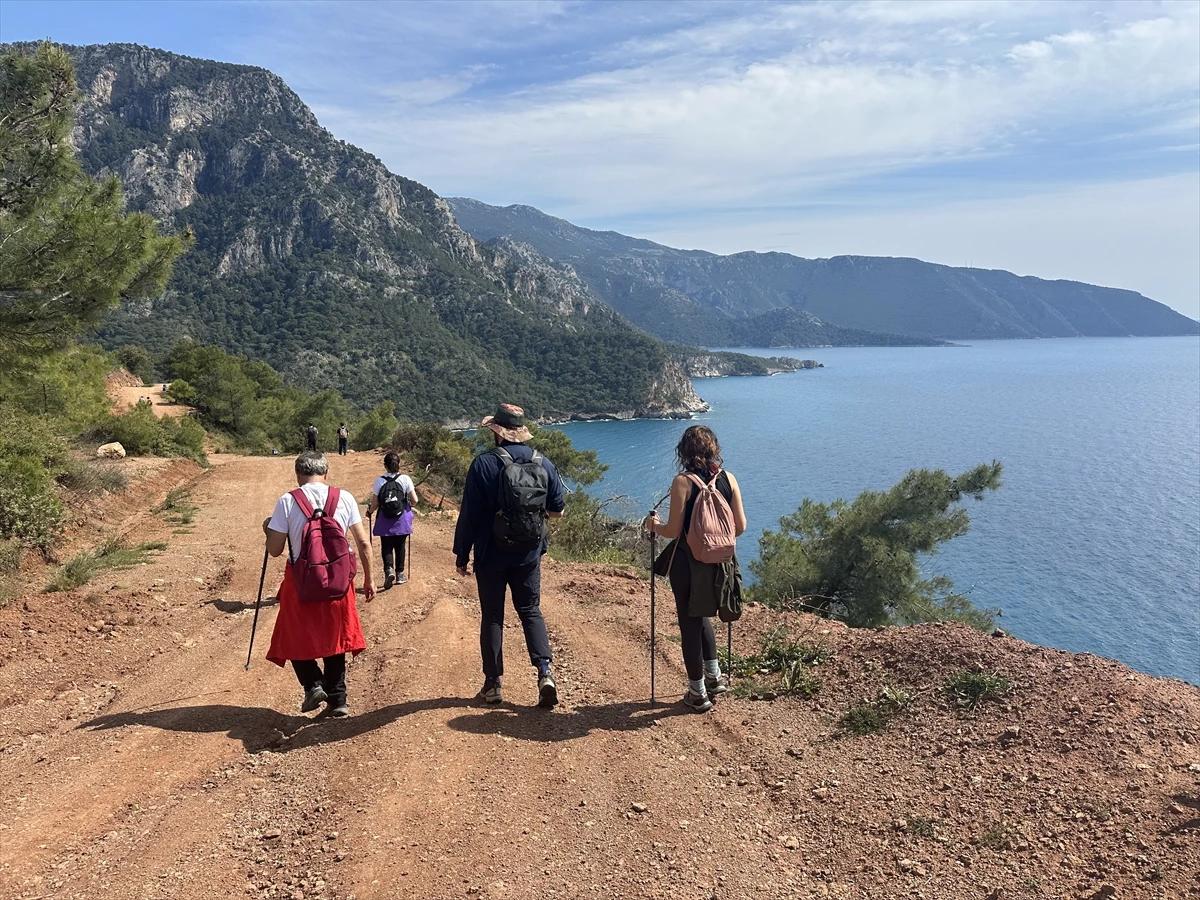 Likya yolu bahar tonlarında Akdeniz manzarası vadediyor