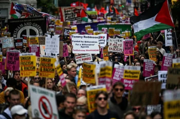 "Krallığı birleştir" yürüyüşü ve karşı protesto Londra’yı böldü