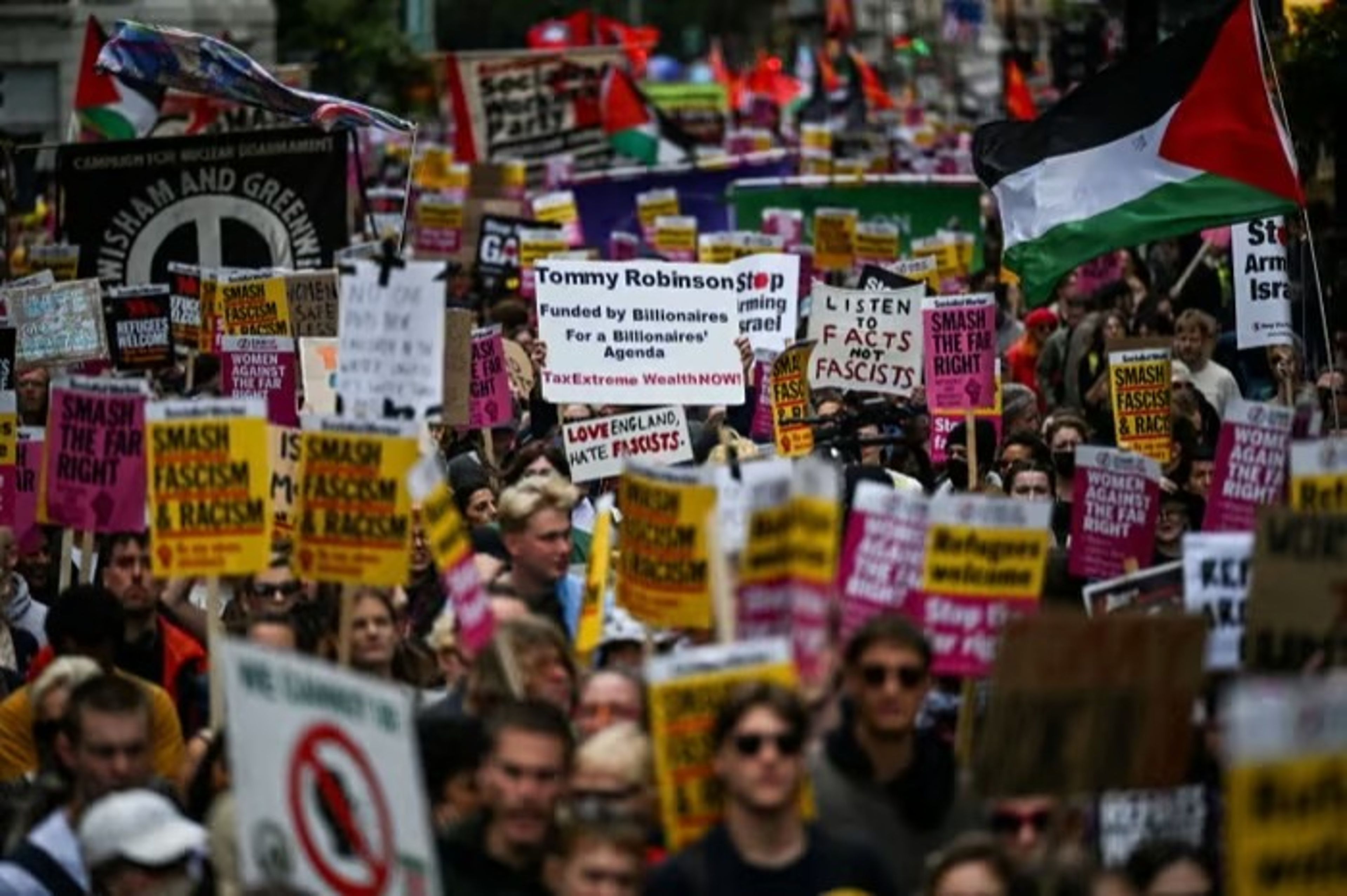 "Krallığı birleştir" yürüyüşü ve karşı protesto Londra’yı böldü