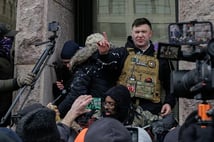 Trump'ın affettiği provokatör Kuran yakmaya çalıştı