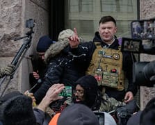 Trump'ın affettiği provokatör Kuran yakmaya çalıştı