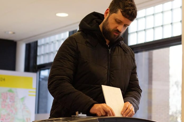 Hollanda erken seçim için sandık başına gidecek