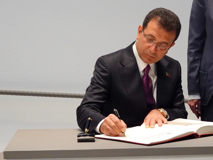 İmamoğlu’na rüşvet veren müteahhite madalya vermişler