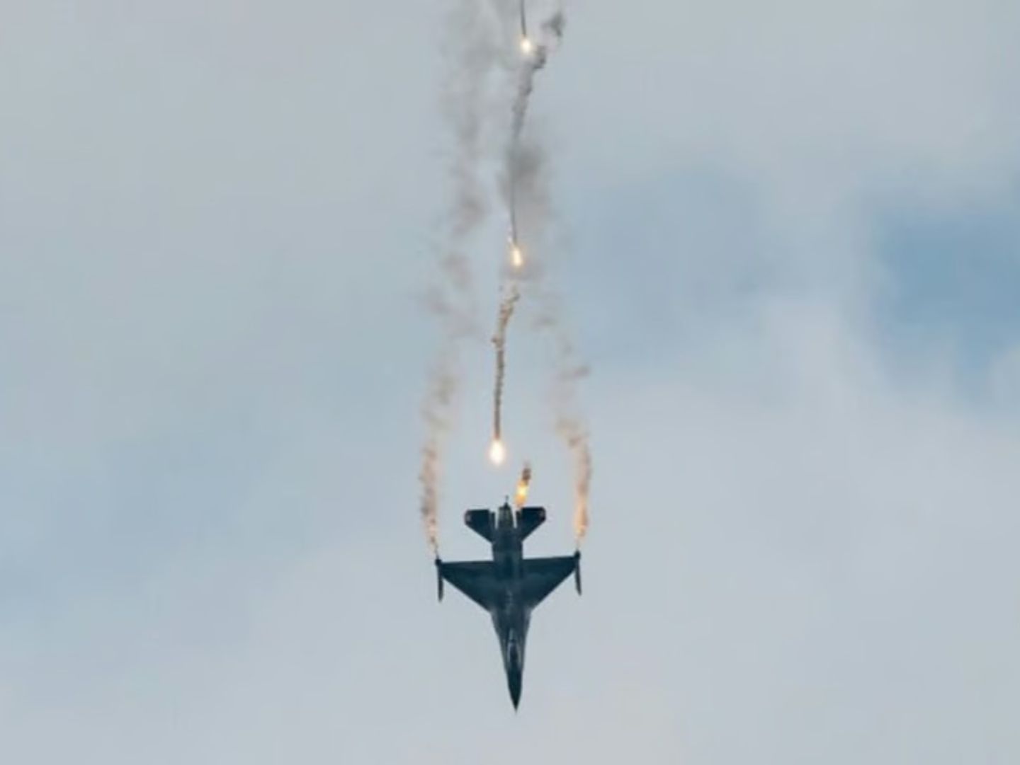 Polonya’da F-16 düştü: Pilot hayatını kaybetti