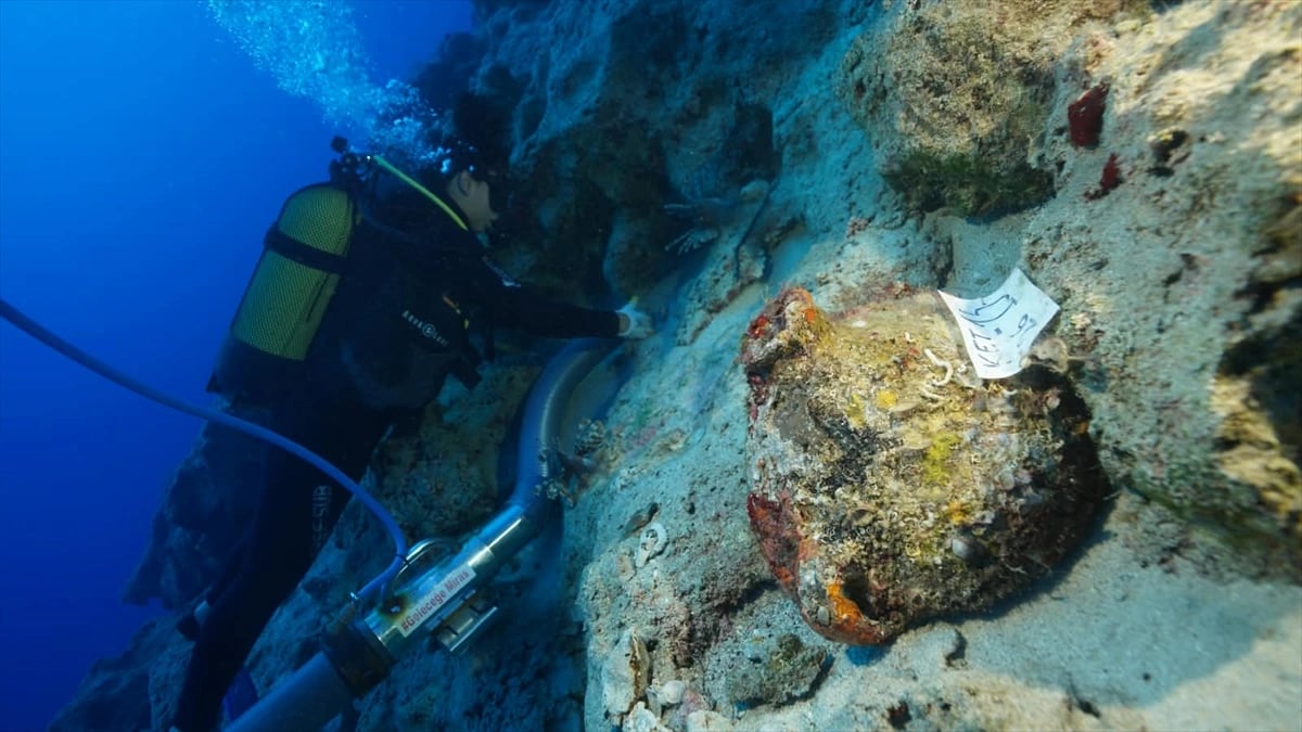 Kekova'da dünyanın en eski batığında amfora keşfi