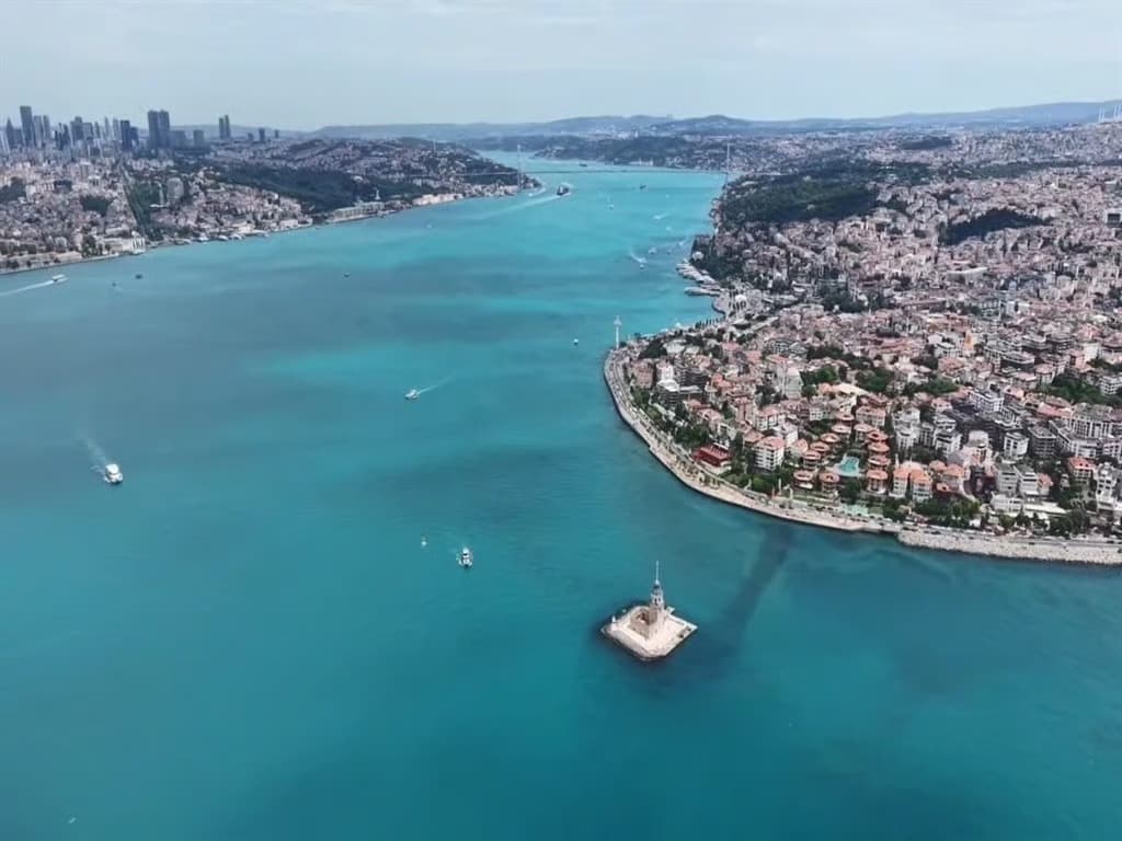 İstanbul Boğazı büyüleyici bir veda hediyesi sundu