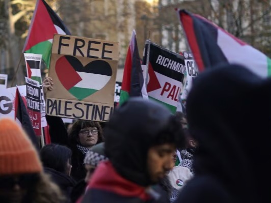 Londra’daki silah fuarında Filistin protestosu