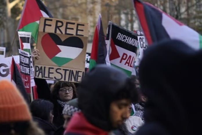 Londra’daki silah fuarında Filistin protestosu