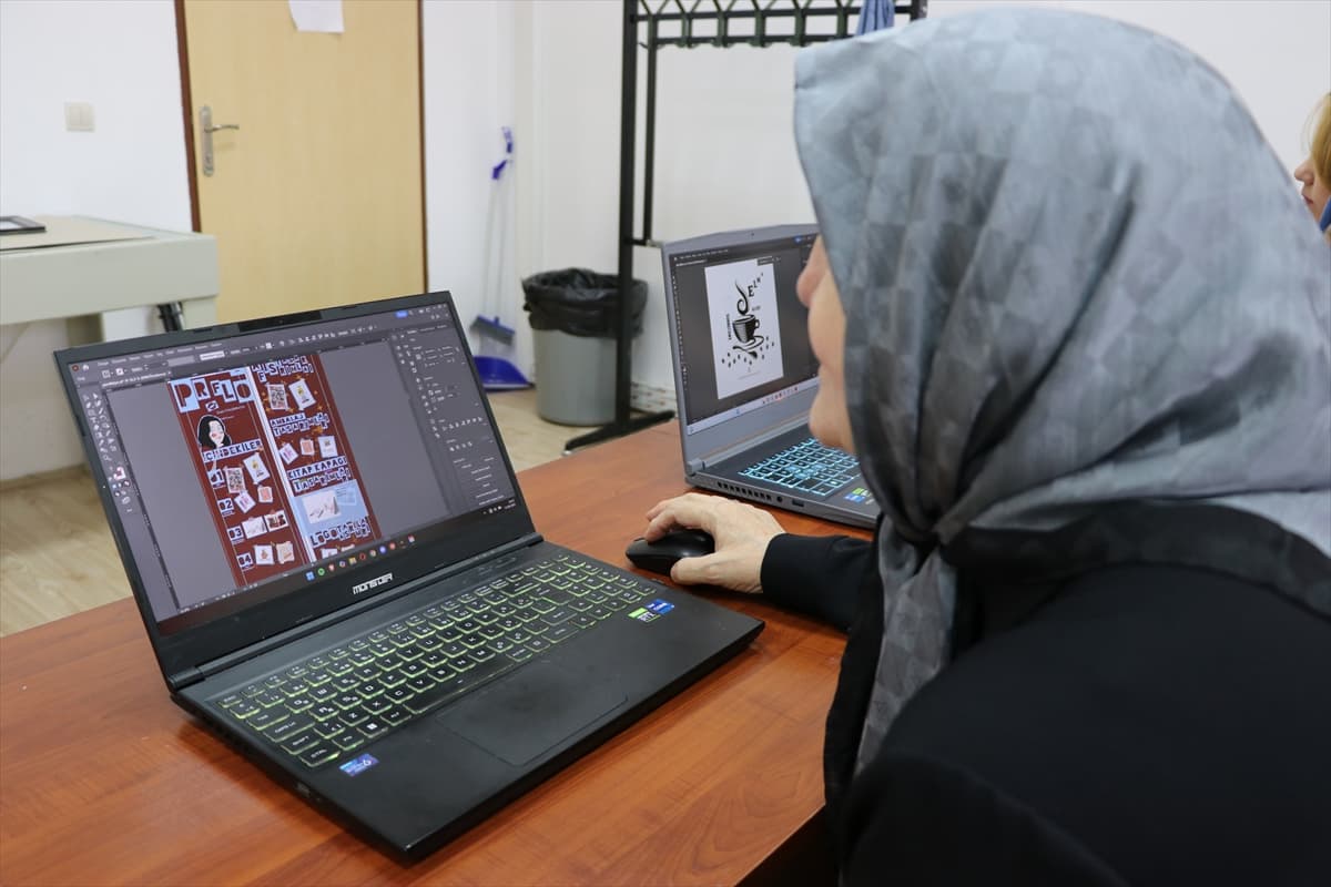 Sınıf arkadaşlarının "Selma teyzesi" meslek yüksekokulunu bitirdi