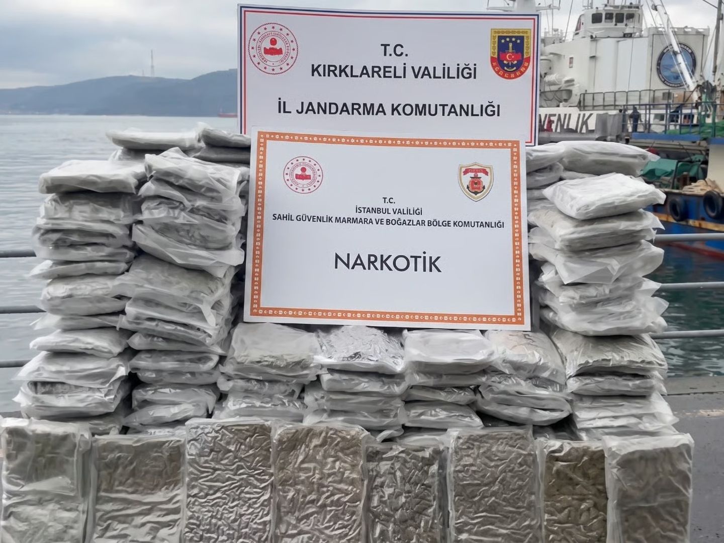 İstanbul açıklarında uyuşturucu operasyonu! Kilolarca skunk ele geçirildi
