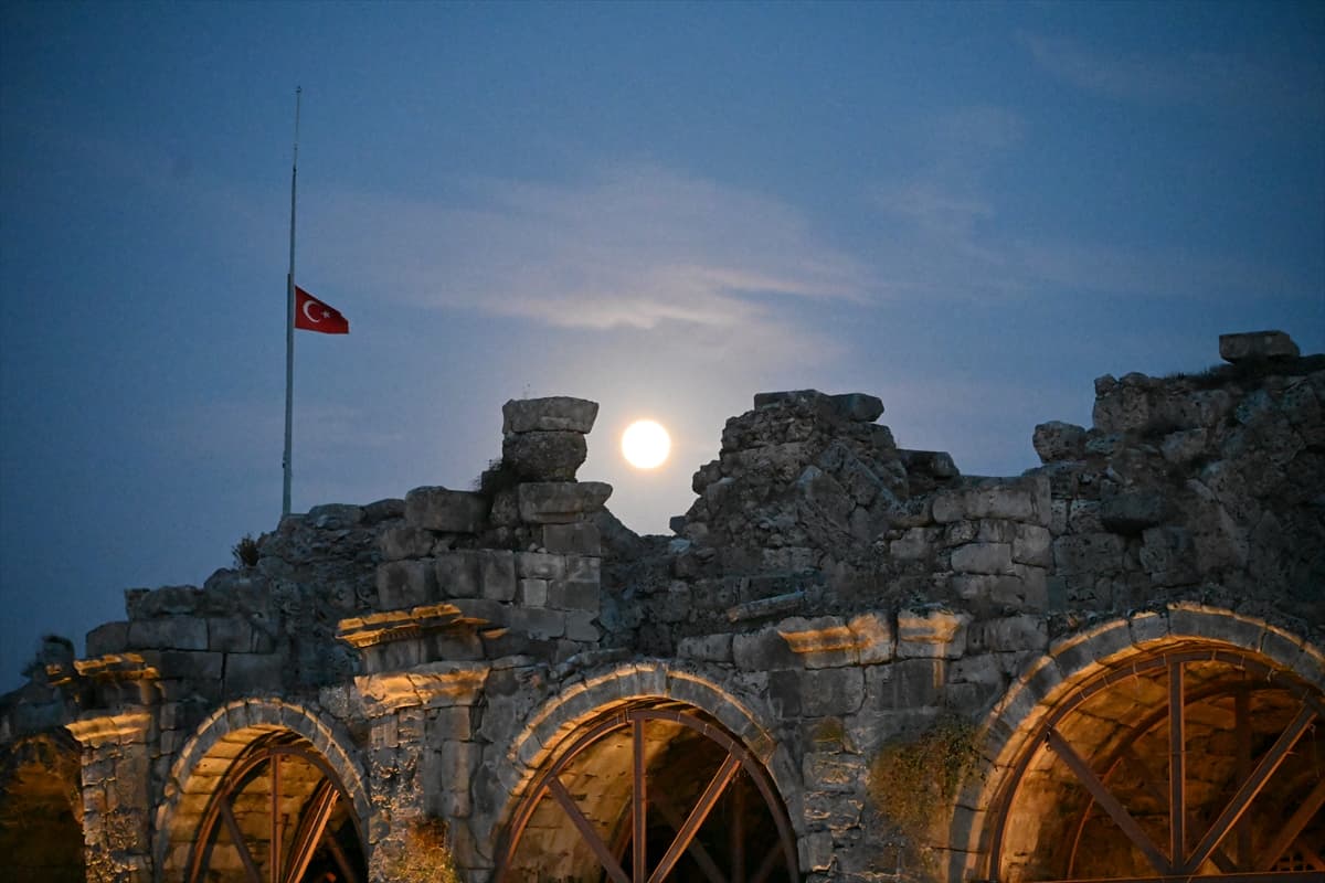Türkiye'nin farklı şehirlerinde dolunay