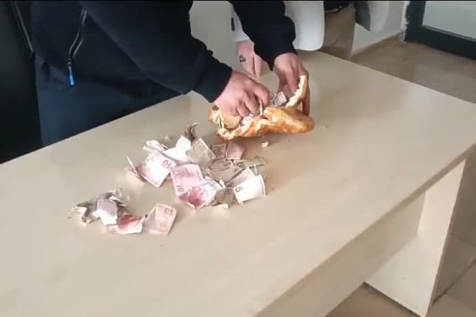 Dilencinin paraları pidenin içinden çıktı