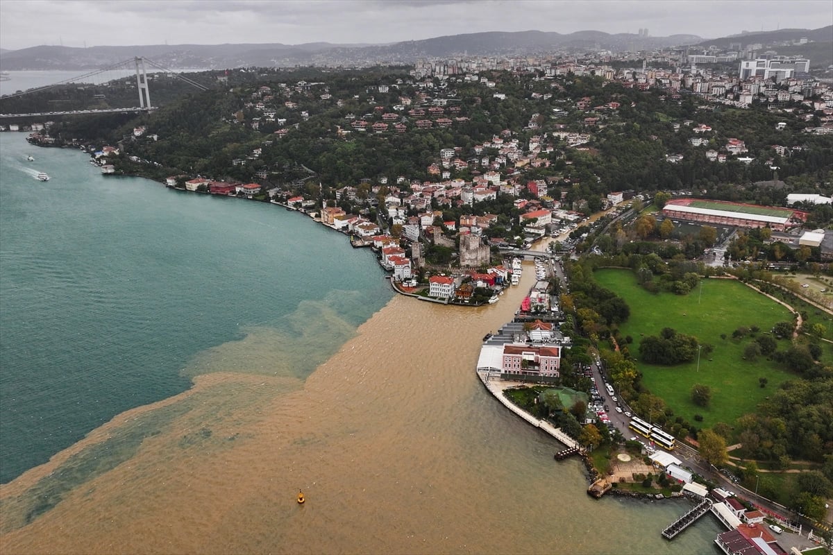 İstanbul Boğazı kıyı kesimlerinde deniz rengi kahverengiye döndü