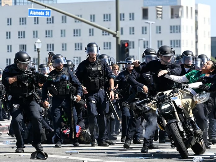 Los Angeles'ta polis ile protestocular arasındaki çatışmalar sürüyor