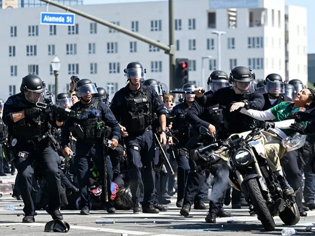 Los Angeles'ta polis ile protestocular arasındaki çatışmalar sürüyor