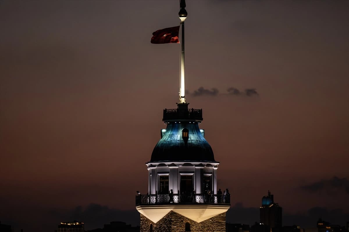 İstanbul'un tarihi silüeti gün batımında objektife yansıdı