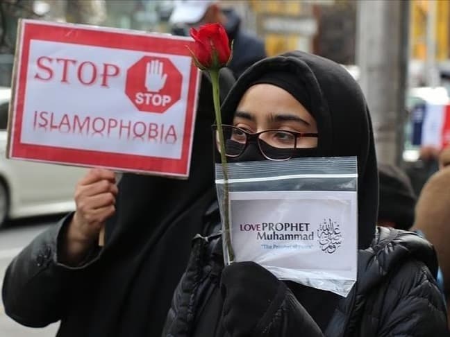 Berlin'de başörtülü kadına saldırı