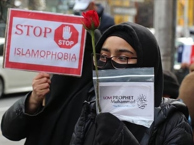 Berlin metrosunda başörtülü kadına saldırı