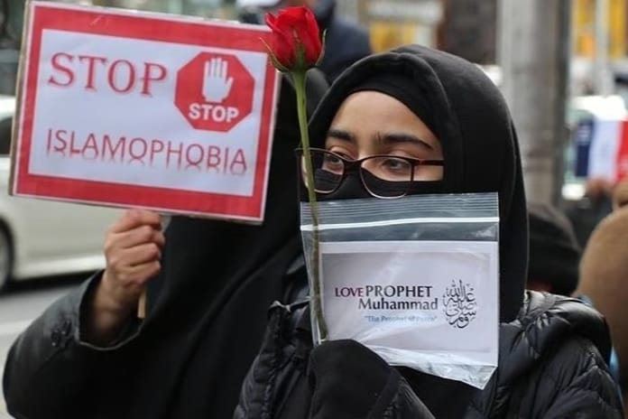 Berlin metrosunda başörtülü kadına saldırı