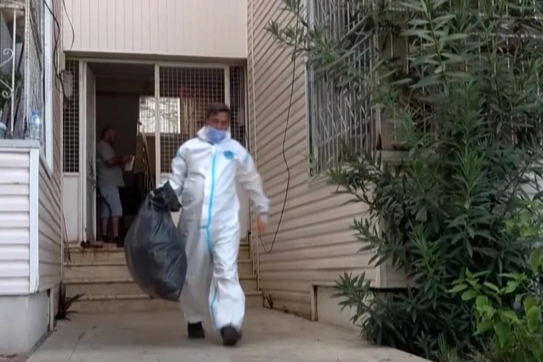 Muğla'da koku ihbarı yapılan daireden 30 kedi ve 1 kamyon çöp çıkarıldı