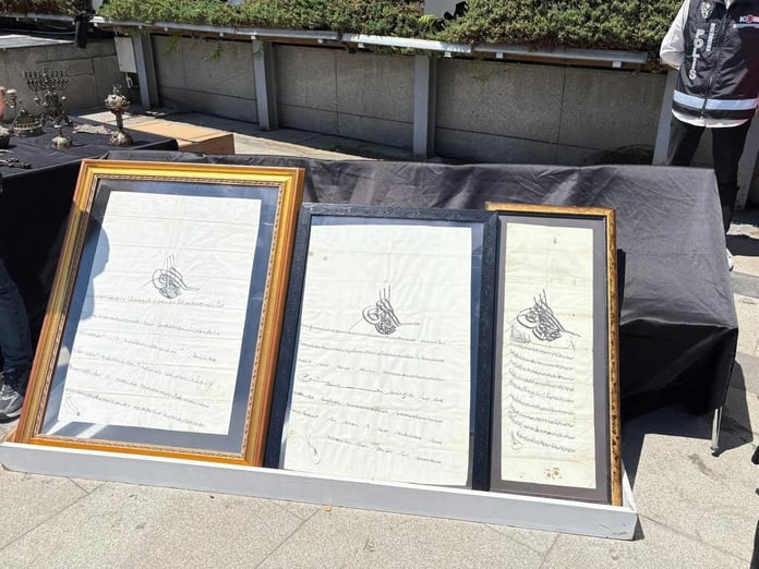 İstanbul'da tarihi eser operasyonu: Padişah fermanı ele geçirildi