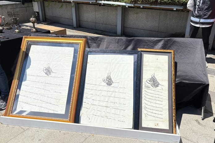 İstanbul'da tarihi eser operasyonu: Padişah fermanı ele geçirildi