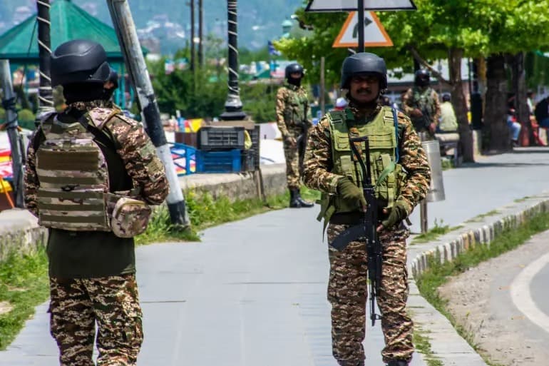 Pakistan'dan Hindistan'a sert uyarı: Her türlü saldırıya orantılı cevap vereceğiz