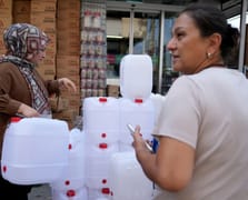 İzmir'de su kesintileri olunca insanlar bidonlara sarıldı 