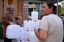 İzmir'de su kesintileri olunca insanlar bidonlara sarıldı 