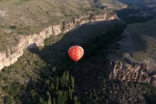 İki sıcak hava balonu düştü: 1 kişi hayatını kaybetti