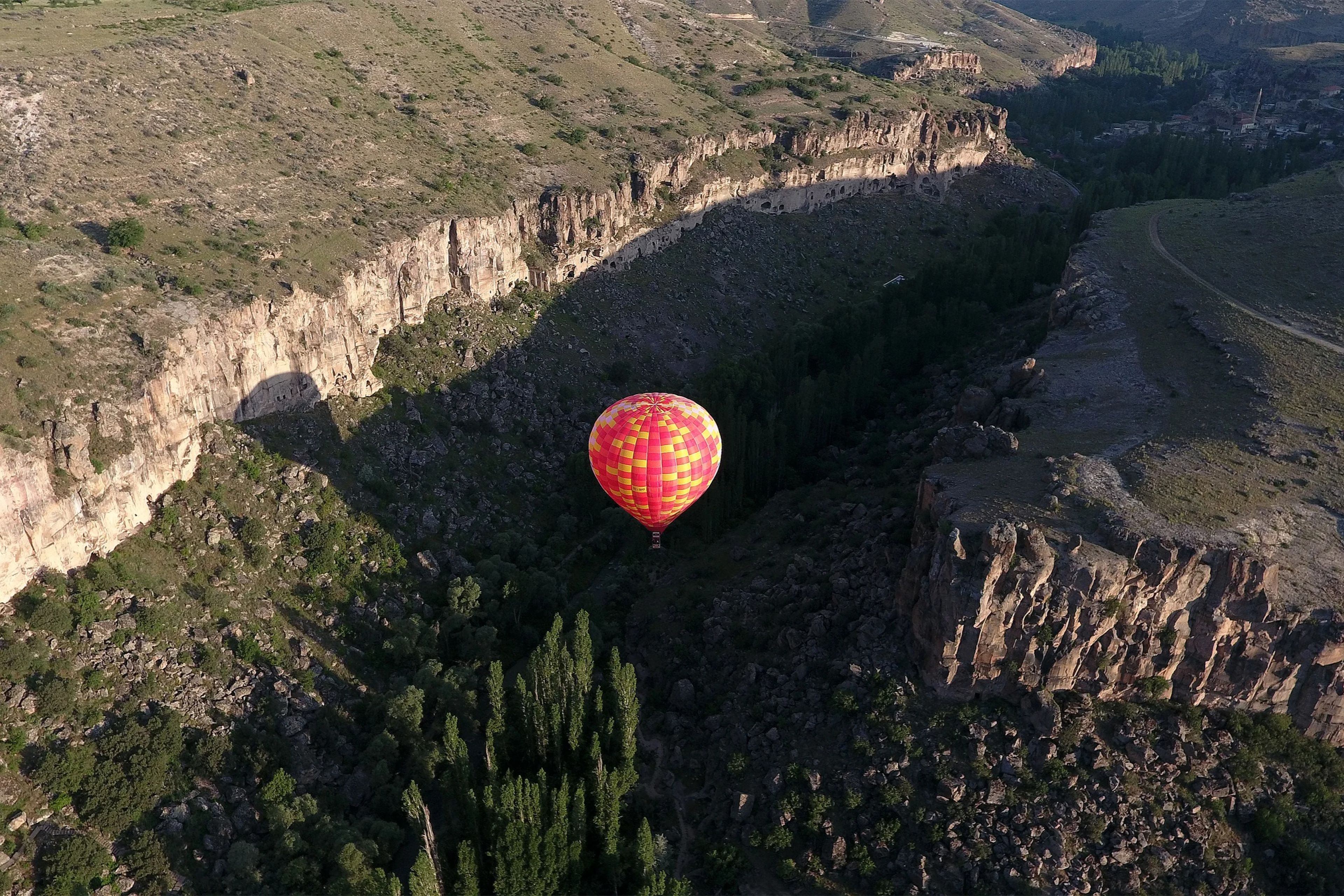 İki sıcak hava balonu düştü: 1 kişi hayatını kaybetti