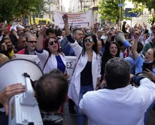 Yunanistan'da doktorlar 48 saatlik greve çıktı