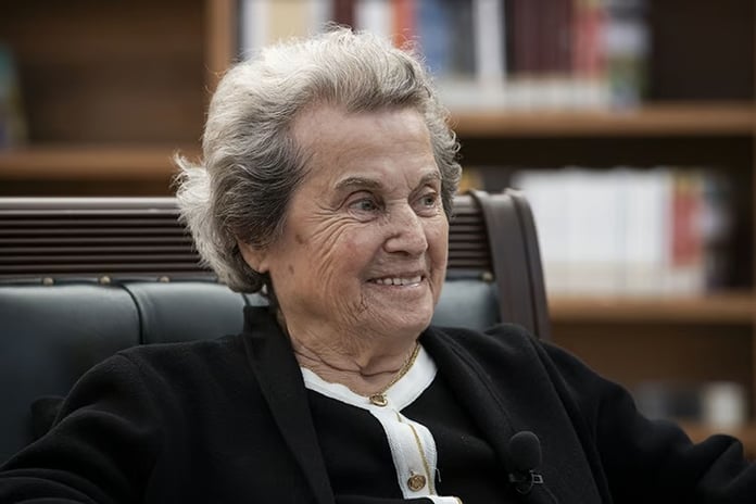 Türk Edebiyatı'nın Mona Rosa'sı Muazzez Akkaya Giray 95 yaşında hayatını kaybetti