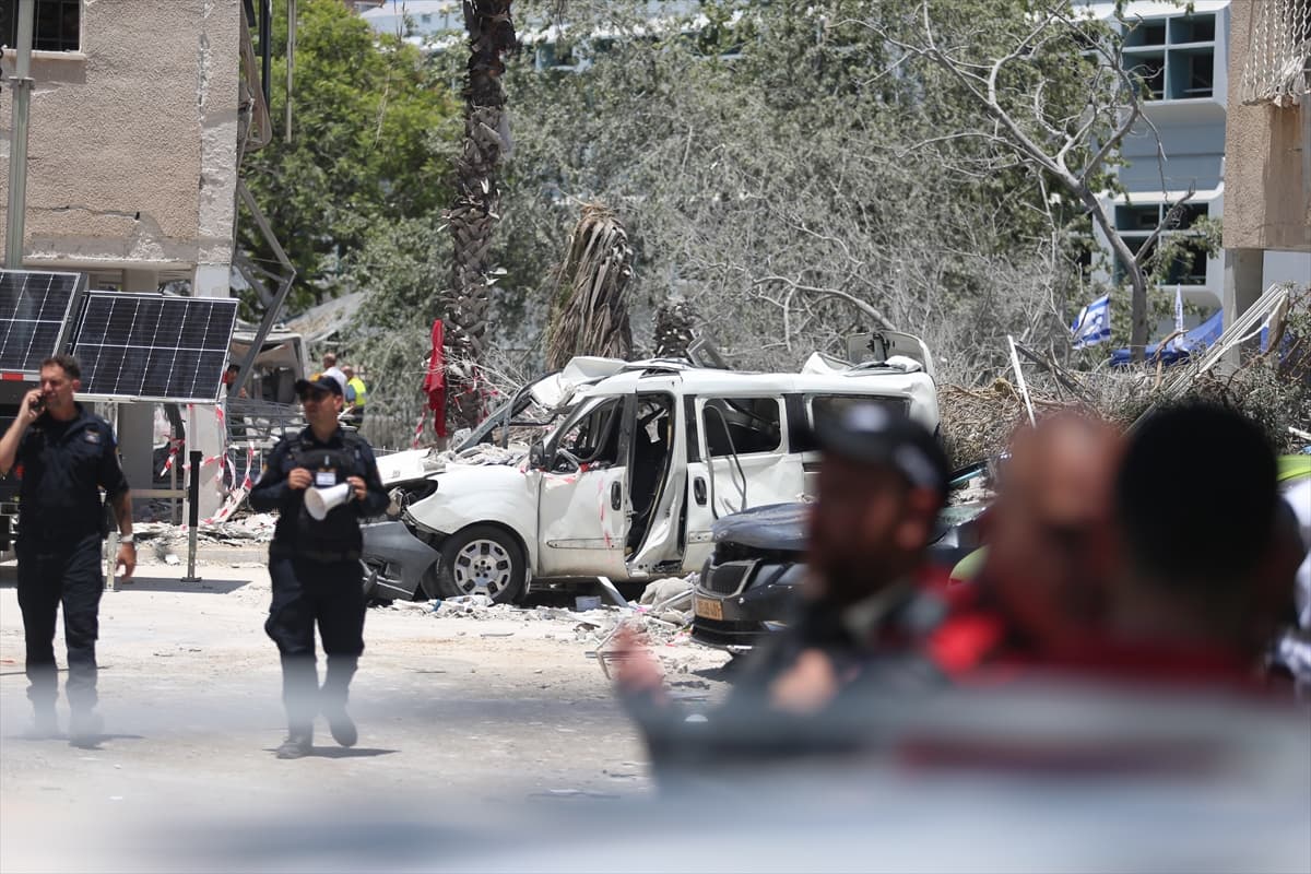 İran füzeleri Holon'a isabet etti: Binada ve araçlarda hasar oluştu