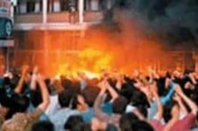 Tarihte Bugün: Sivas'ta Madımak Oteli'nde yaşanan olaylarda 37 kişi hayatını kaybetti