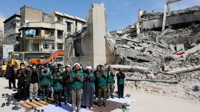 Tahran'dan enkaz görüntüleri